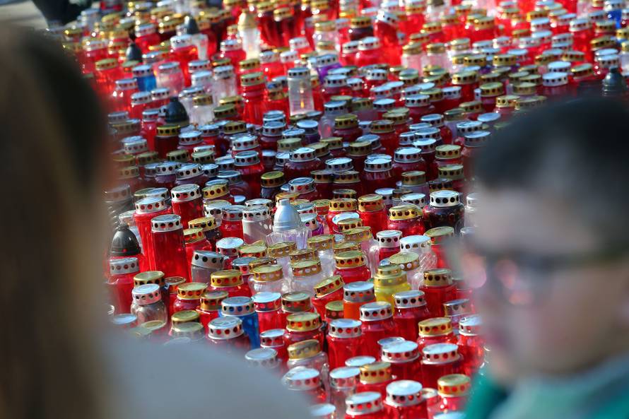 Dan je Svih svetih: Pogledajte fotografije s hrvatskih groblja
