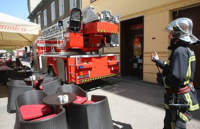 Terase kafića onemogućile su prolaz vatrogascima do požara