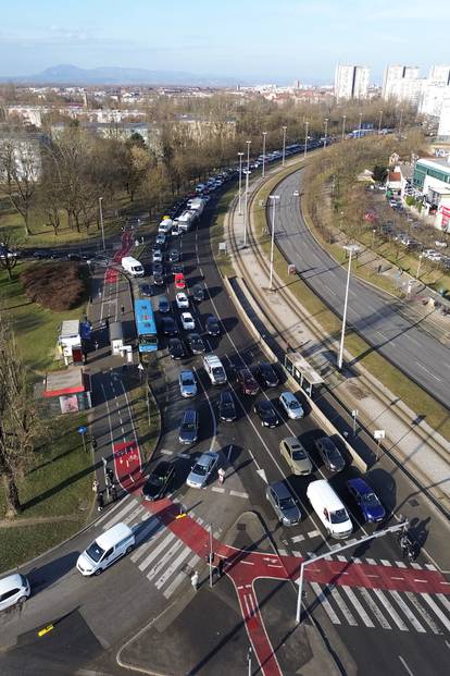 Zagreb: Pogled iz zraka na prometne gužve na prilaznim cestama Jadranskom mostu