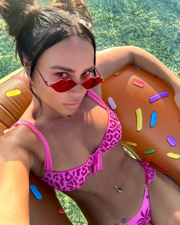 FOTO Zanosna crnka osvojila je splitsku publiku. Svi su gledali u njezinu žutu haljinu i trbušnjake