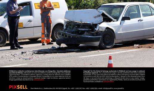 Sudarili se Mercedes i kombi, vatrogasci izvlačili vozača auta