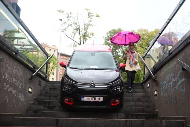 Pogledajte jutro u Rijeci nakon bujica: Auto zapeo na stubama, mnogima na cesti otpale tablice