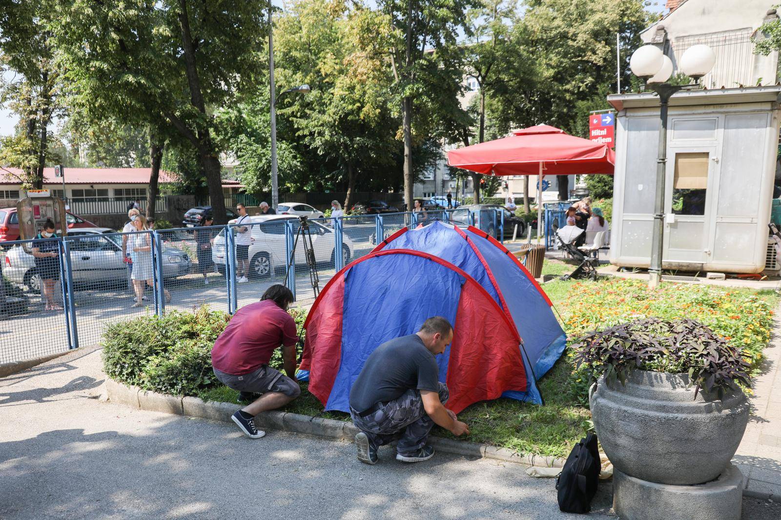 Zagreb: U znak protesta postavio šator ispred Klinike za dječje bolesti u Klaićevoj