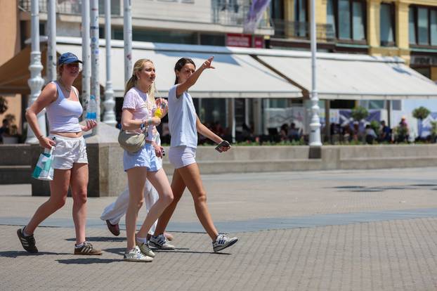 Zagreb: Centar grada tijekom blagdana, građani uživaju u hladu Zrinjevca