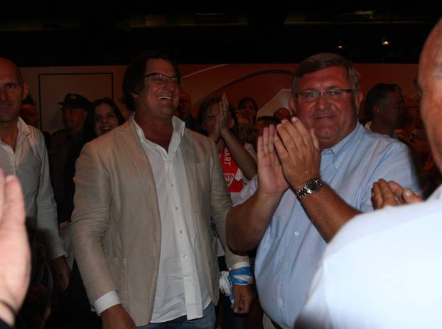 Rijeka: Nakon slijetanja u zra?nu luku igra?i HNK Rijeke proslavili pobjedu na Korzu