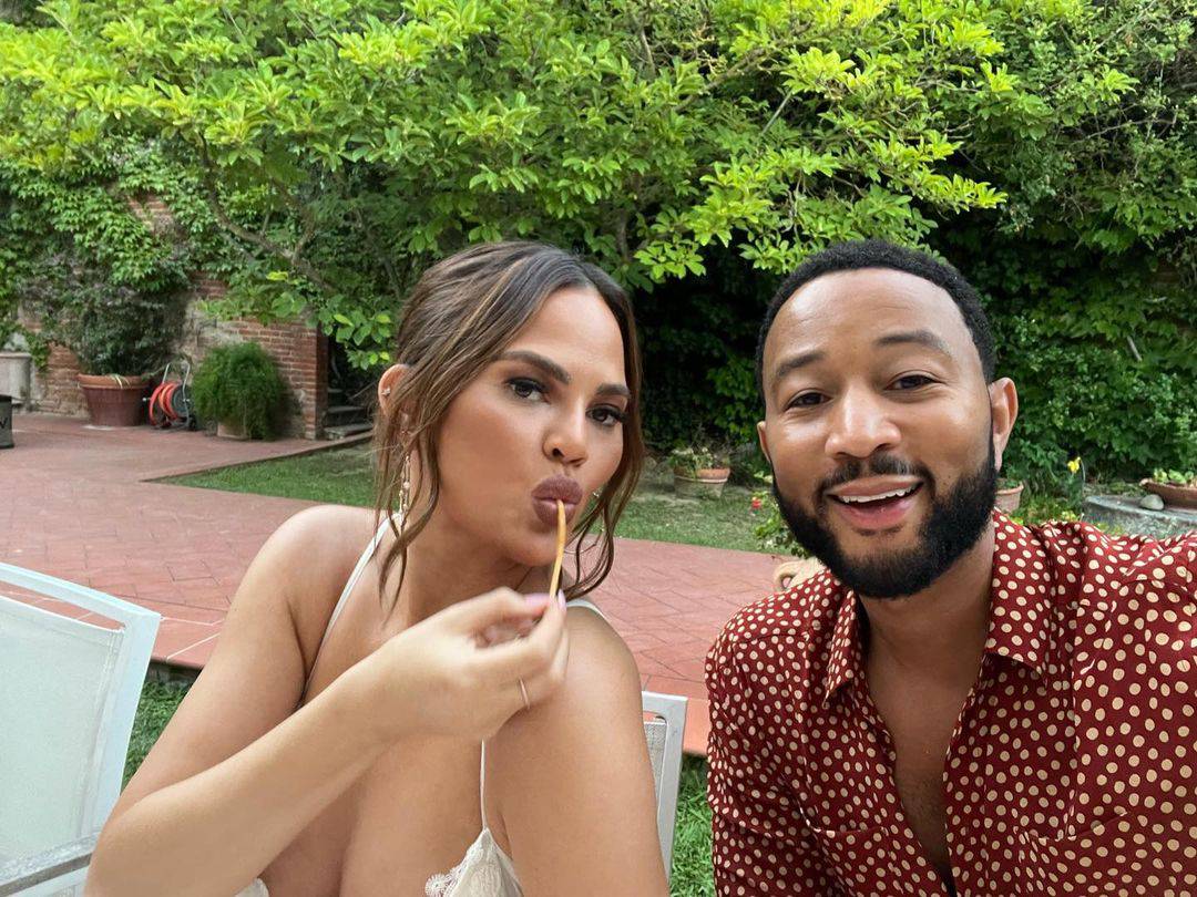 Dvije godine nakon gubitka sina Jacka, Chrissy Teigen ponovo je trudna: 'Nakon milijun injekcija'