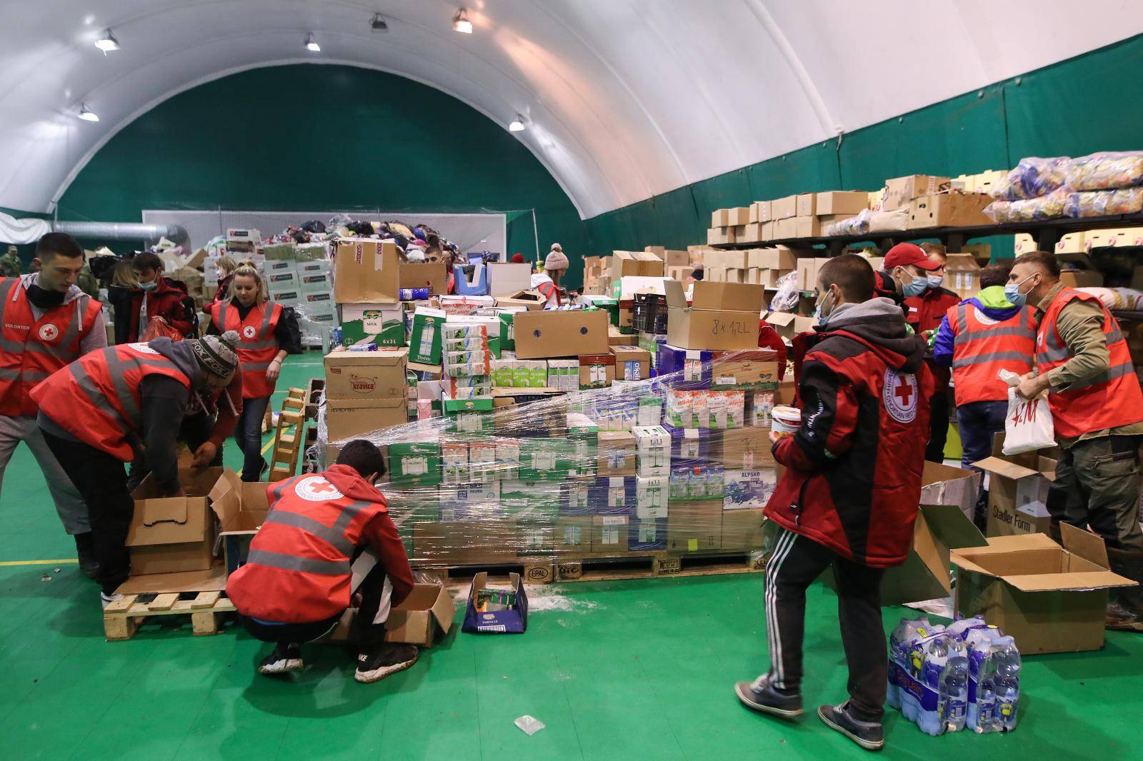 Petrinja - Centralno skladište Crvenog križa gdje se sakuplja sva pomoć za stradale u potresu