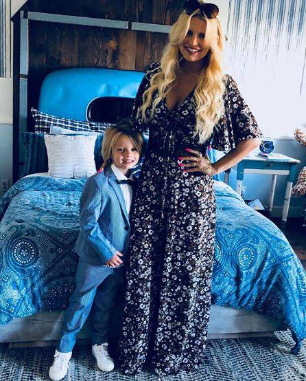 Božićno jutro u crkvi: Jessica Simpson 'broji sitno' do poroda