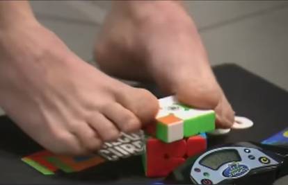 Daniel složi Rubikovu kocku za samo 17 sekundi, i to nogama