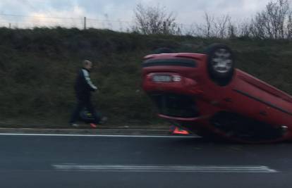 Auto se prevrnuo na krov kod čvora Popovec na autocesti A4