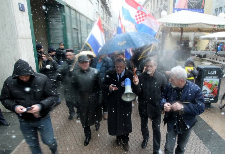 Prosvjednici došli do Kamenitih vrata, dalje ne mogu: 'Izdaja!'