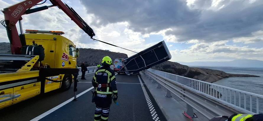 FOTO Spašavali kamp kućicu dok je bura udarala 150 na sat, a onda se prevrnula još jedna