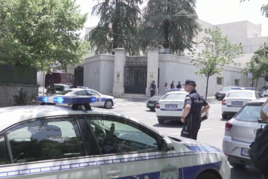 Užas u Beogradu: Samostrelom pogodio policajca kod izraelske ambasade. Napadača su ubili