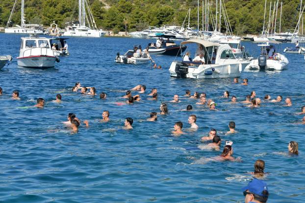 Rogoznica: Ispra?aj Gospe od Kapelice