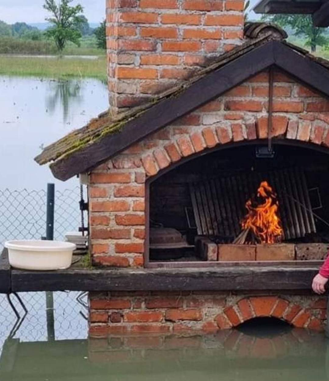 FOTO I u muci s pozitivom: U Gradecu naložio vatru za roštilj, a oko njega sve  poplavljeno...