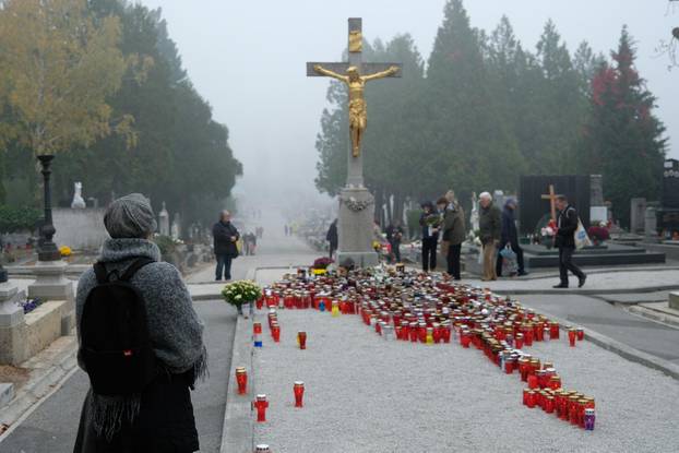 Zagreb: Obilazak grobova na groblju Mirogoj uoči blagdana Svih svetih