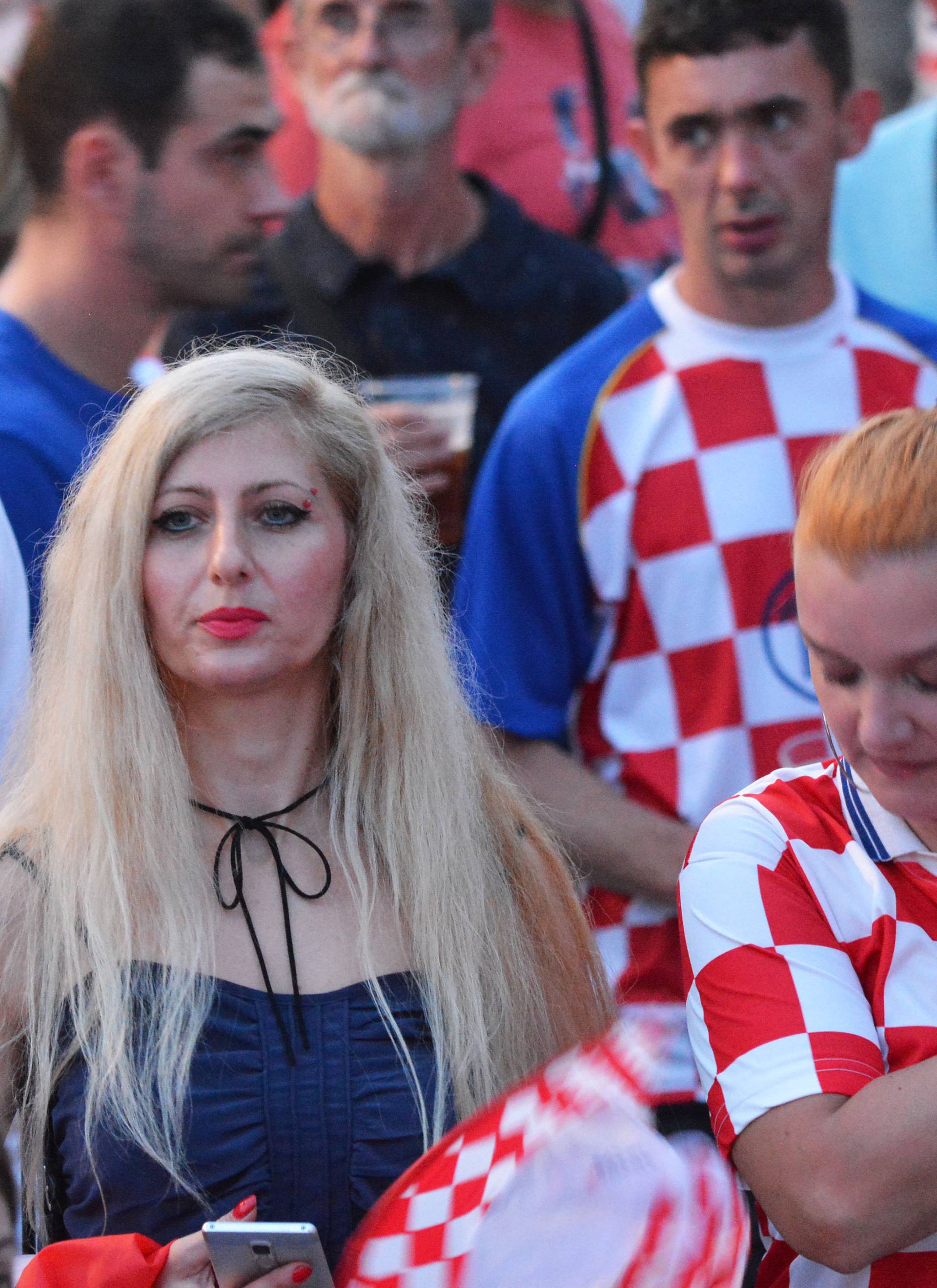 Slavonski Brod: Atmosfera za vrijeme nogometne utakmice Argentina - Hrvatska