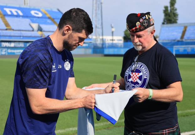 Zagreb: Udruga Tartan Army Croatia uručila je Scottu McKenni plaketu za doživotno članstvo u udruzi