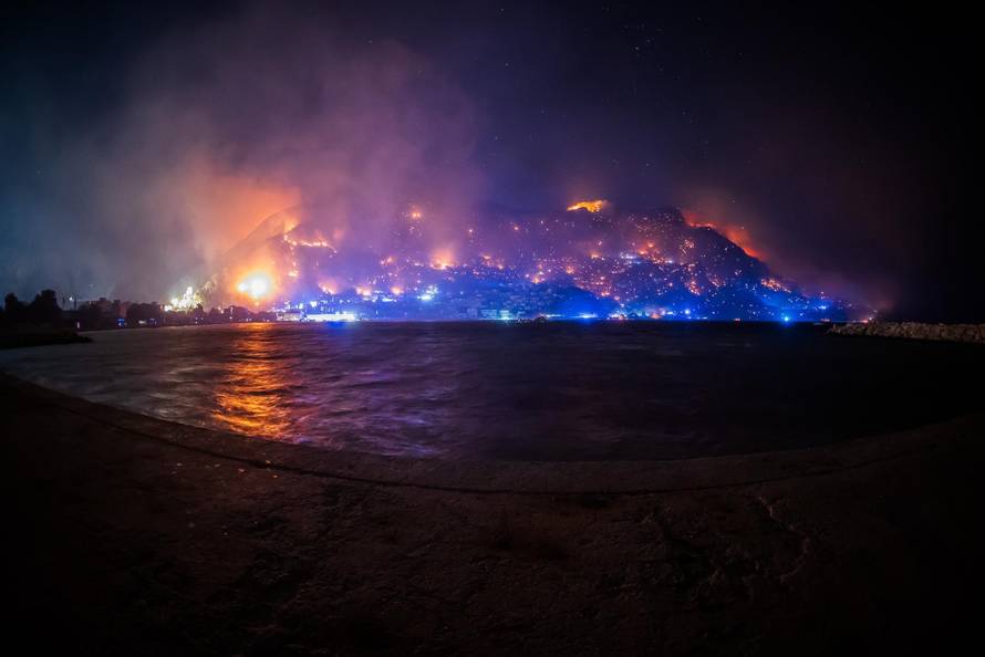 Omiš:  Pogled na Omiš sa ušća Cetine. 