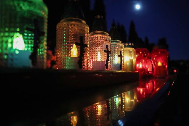 Zadar: Večernji pogled na Gradsko groblje na blagdan Svih svetih