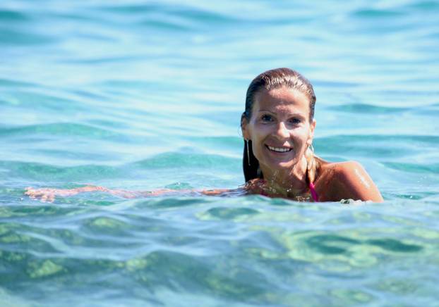 ARHIVA - 2010. Hvar: Pipi djevojka Ana Sasso s prijateljicama uživa u kupanju i sun?anju