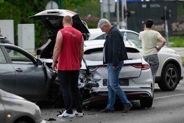 Zagreb: Tri automobila sudjelovala u prometnoj nesreći