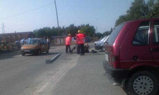 Mopedist udario glavom u metalni stup na viljuškaru