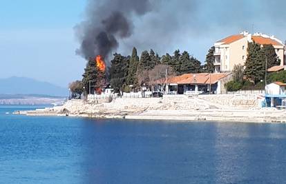 Požar u Selcu: Tijekom radova zapalilo se nekoliko bungalova