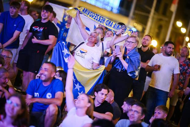 Zagreb: Slavlje navijača nakon pobjede BiH nad Katarom 3-1
