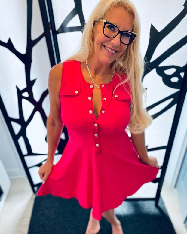 FOTO Policajka (61) dala otkaz i postala hit na internetu: Mnogi bi voljeli da ih 'privede'...