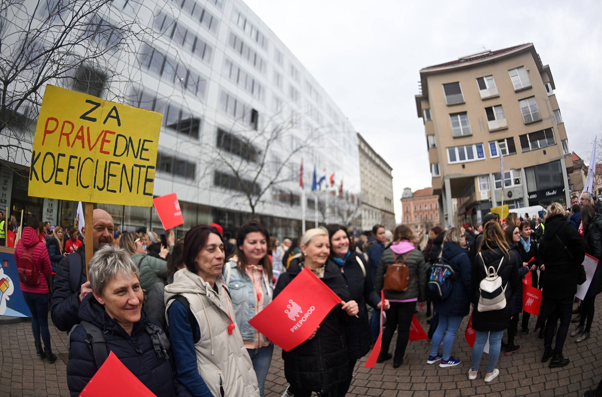 Zagreb: Počelo je okupljanje prosvjednika na Europskom trgu