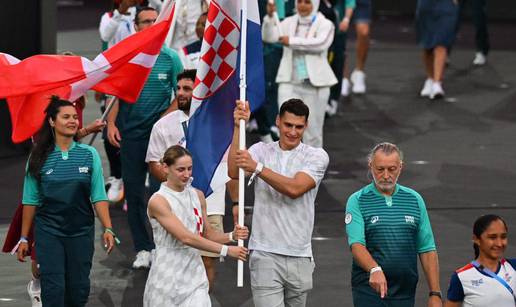 Lena Stojković i Ivan Šapina su nosili hrvatsku zastavu na zatvaranju Olimpijskih igara