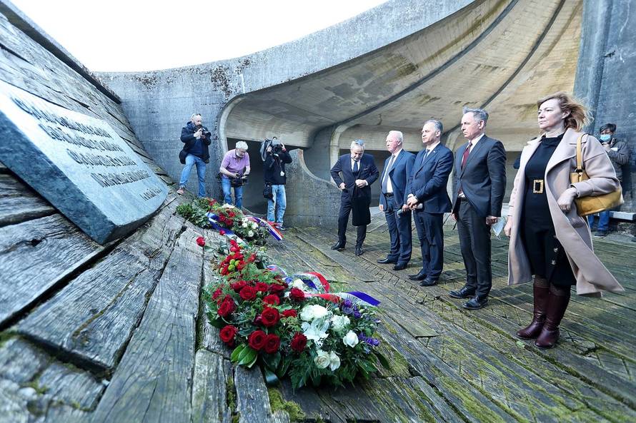 Milorad Pupovac i izaslanstvo manjina odali počast stradalima u Jasenovcu