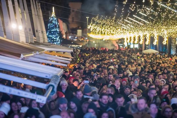 Željko Bebek i Baby Lasagna uvelu su Split u Novu 2026. godinu uz vatromet i dronove
