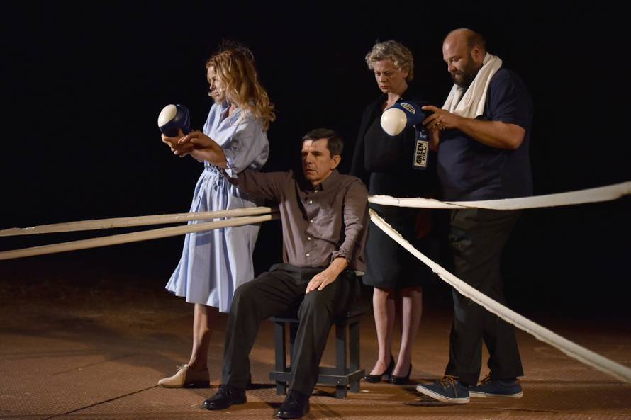 Na premijeri su boksački šampioni skandirali Šampionu