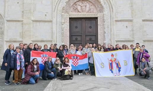 EKSKLUZIVNO iz Asiza: Hrvati se busevima voze i po 24 sata do sveti&scaron;ta, ture ko&scaron;taju oko 500 &euro;