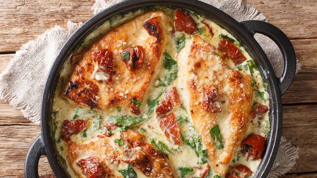 Gourmet chicken with sun-dried tomatoes and spinach in cheese sa