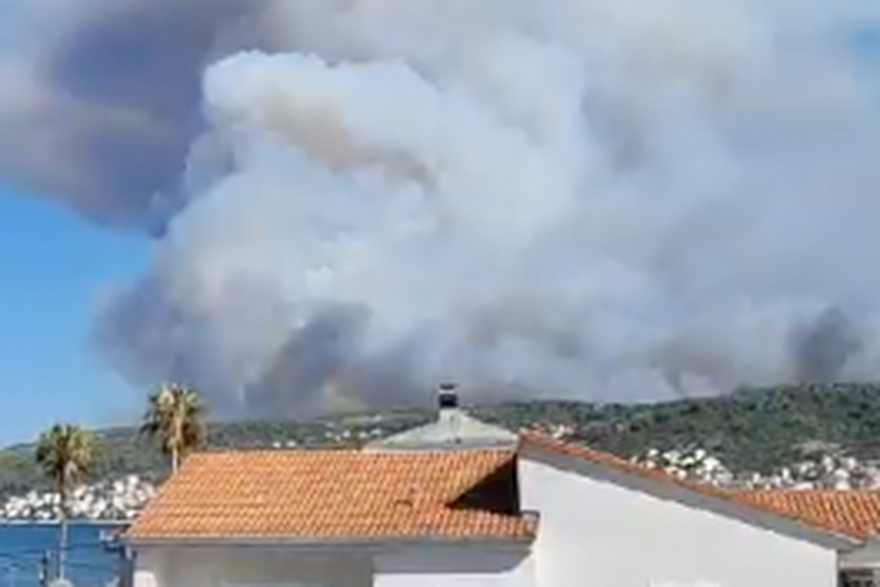 POŽAR TROGIR IZ STANA OKRUG I SA PLAŽE