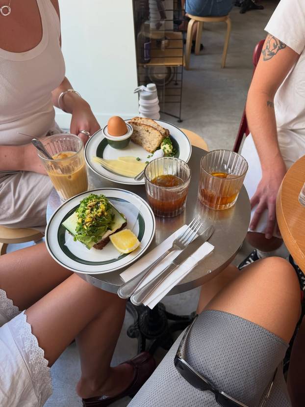 FOTO Sve nosi bez grudnjaka! Australka Eliza je cijela prirodna, kaže da voli slobodu