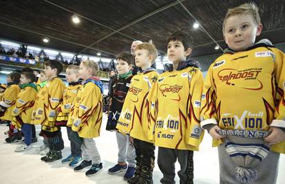 KHL Mladost otvorio je školu klizanja i hokeja na ledu. Prvi mjesec za djecu je besplatan