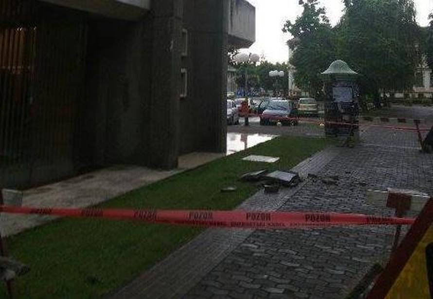 Nevrijeme rušilo stabla, nosilo krovove, kiša poplavila ulice