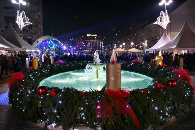 FOTO Blagdanska atmosfera na paljenju druge adventske svijeće u Slavonskom Brodu
