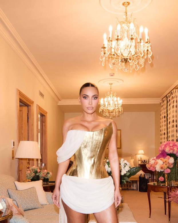 Vrući outfiti Kim Kardashian: Sve je pucalo po šavovima dok je šnajderica spašavala dekolte