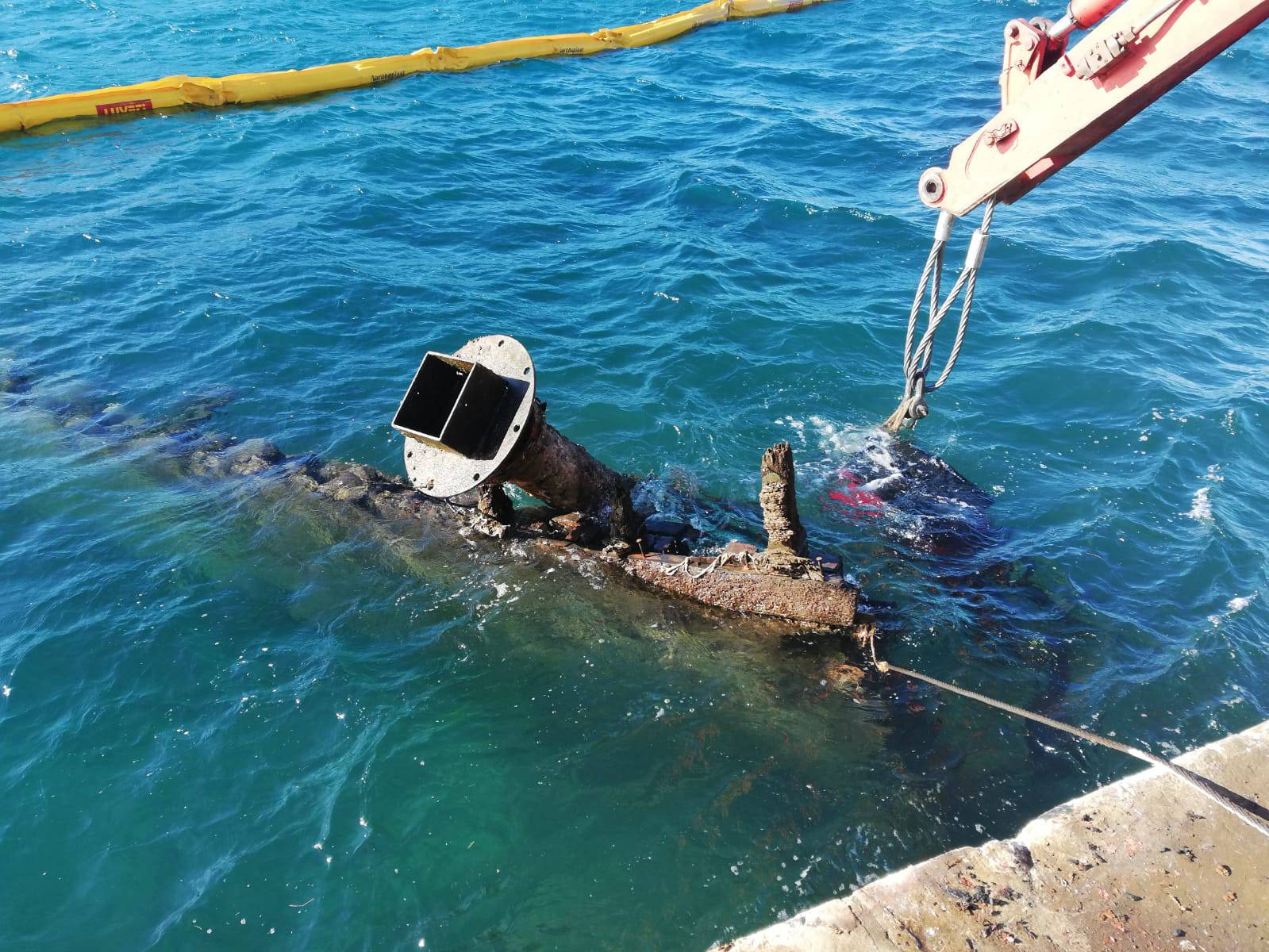 Brački 'Titanic' režu dio po dio, cijena vađenja - 180.000 kuna