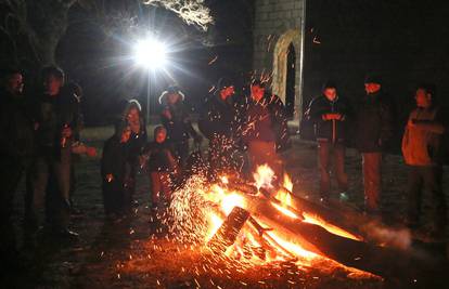Pravoslavni vjernici dočekali su Božić uz zapaljeni badnjak