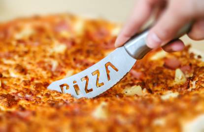 Odličan trik kako izrezati pizzu na savršeno jednake komade