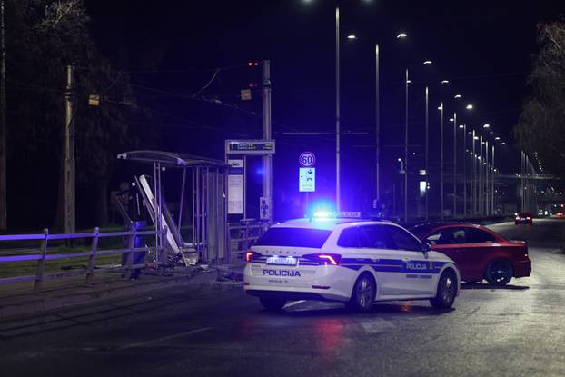 Prometna nesreća u Zagrebu, automobilom se zabio u tramvajsku stanicu
