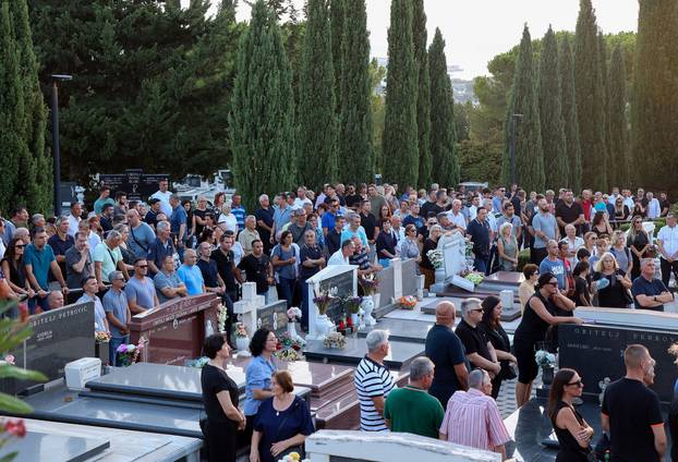 Solin: Posljedni ispraćaj pomorca Marka Topića stradalog u nesreći Jadrolinijinog trajekta