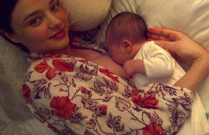 Miranda Kerr objavila je sliku na kojoj doji svog sina Flynna