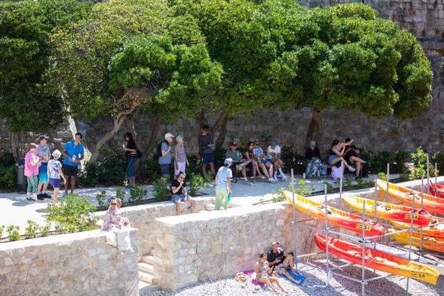 Plaže u Dubrovniku pune su kupača 